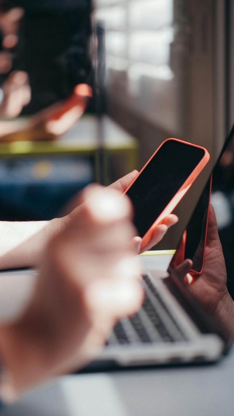 Χέρια κρατούν smartphone