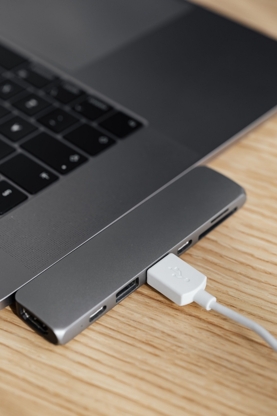 Laptop που φορτίζει σε γραφείο
