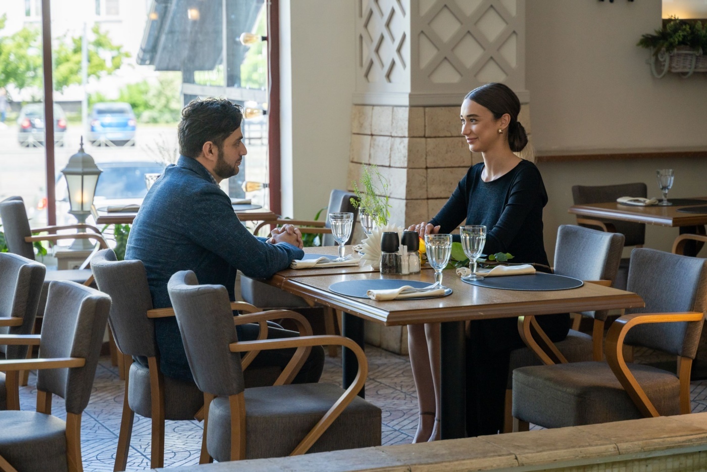 Ζευγάρι σε πρώτο ραντεβού σε εστιατόριο