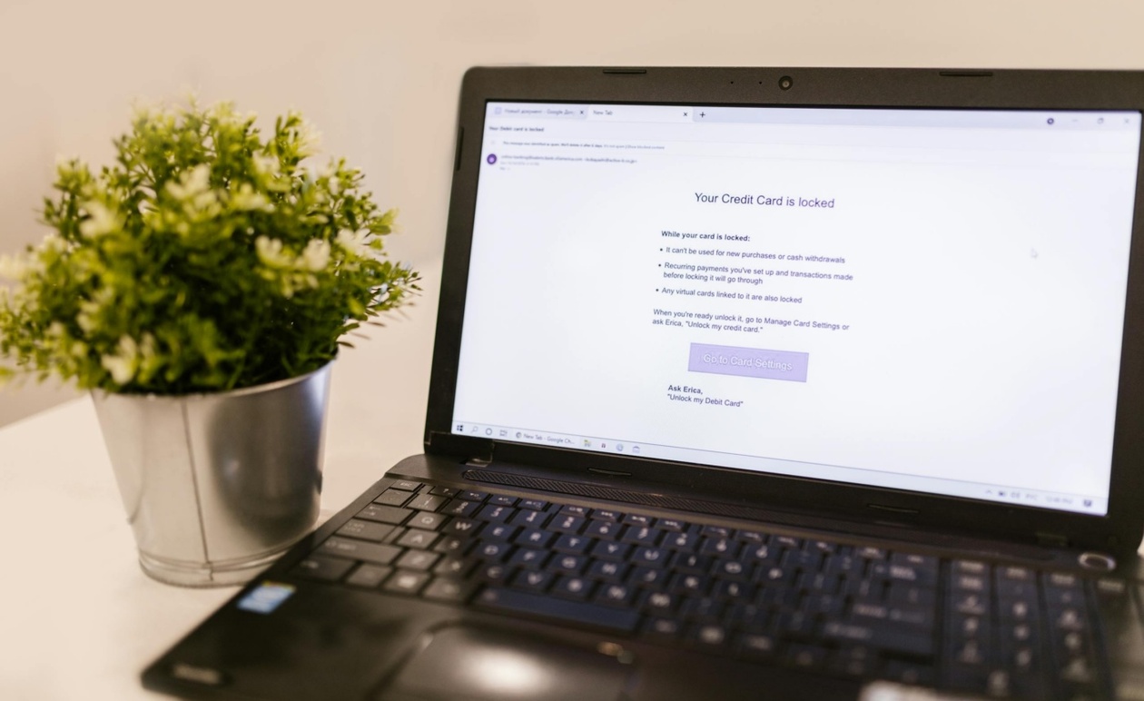 Laptop με προειδοποίηση ασφαλείας email