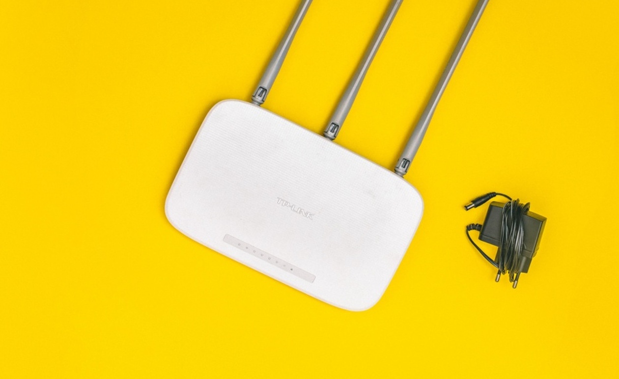 Router Wi-Fi σε γραφείο σπιτιού