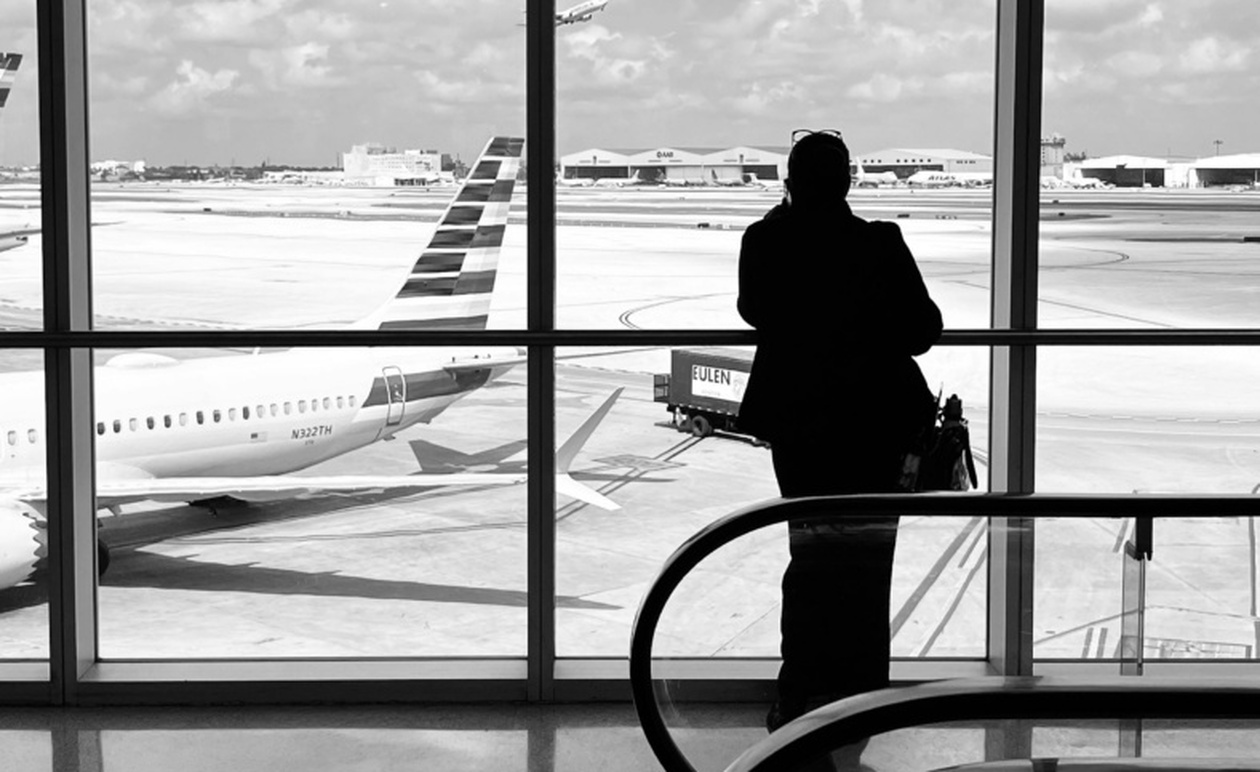 Ταξιδιώτης στο αεροδρόμιο κοιτάζει αεροπλάνο