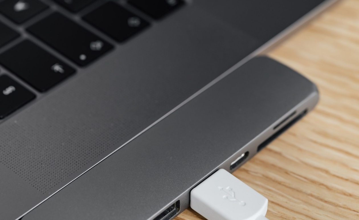 Laptop που φορτίζει σε γραφείο