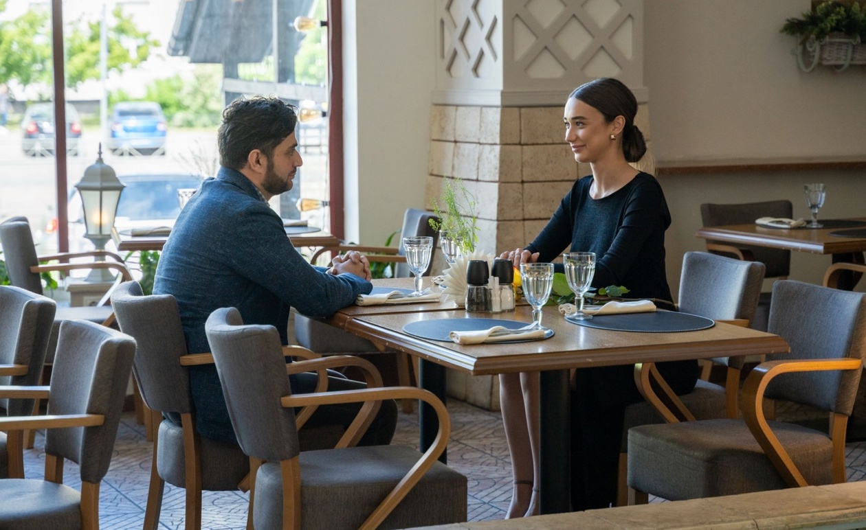 Ζευγάρι σε πρώτο ραντεβού σε εστιατόριο
